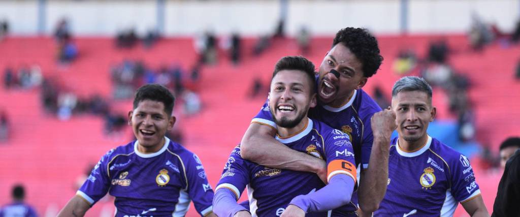 Imanol Cárdenas (centro) es abrazado por sus compañeros luego de marcar el empate 1-1.