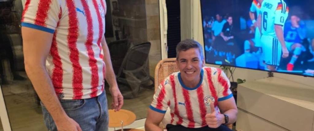 El presidente de Paraguay Santiago Peña firma el decreto del feriado 
