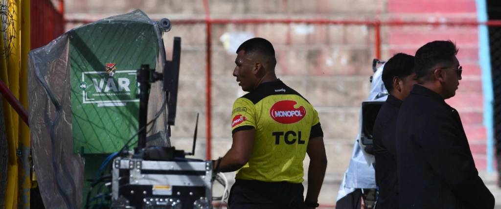 El árbitro Santiago Silva observa las imágenes del VAR en un encuentro que se jugó en El Alto.