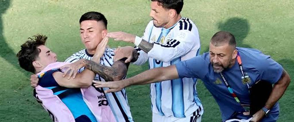 Los argentinos Almada y Paredes empujan al español Gavi en el incidente tras la final del Mundial 2026.