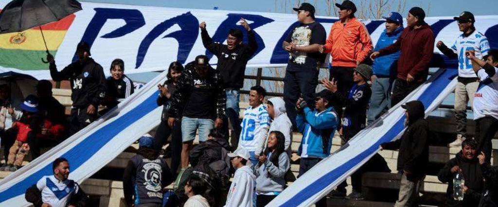 Hinchas de San José que acompañan a su equipo a pesar de jugar en la segunda categoría de la AFO.