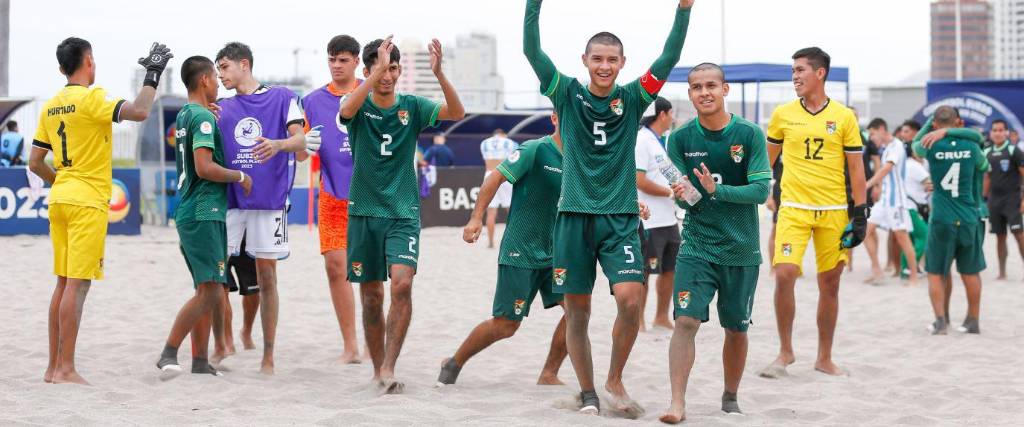 La selección boliviana sub-20 durante su festejo tras vencer a Argentina por goleada.