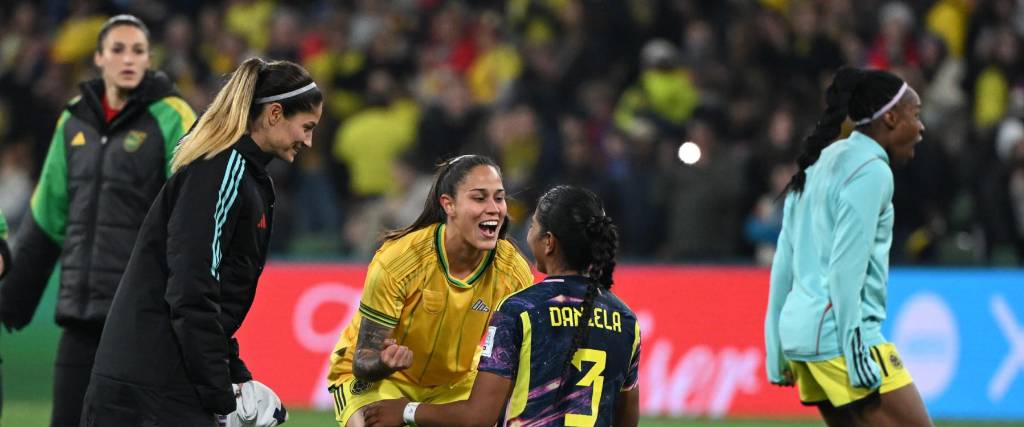 La defensora colombiana Daniela Arias (C) y sus compañeras de equipo celebran al final del partido de fútbol de octavos de final de la Copa Mundial Femenina 2023 frente a Jamaica.