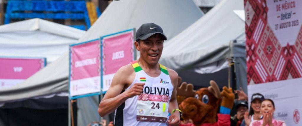 Garibay cruza la meta en la maratón de México del domingo.