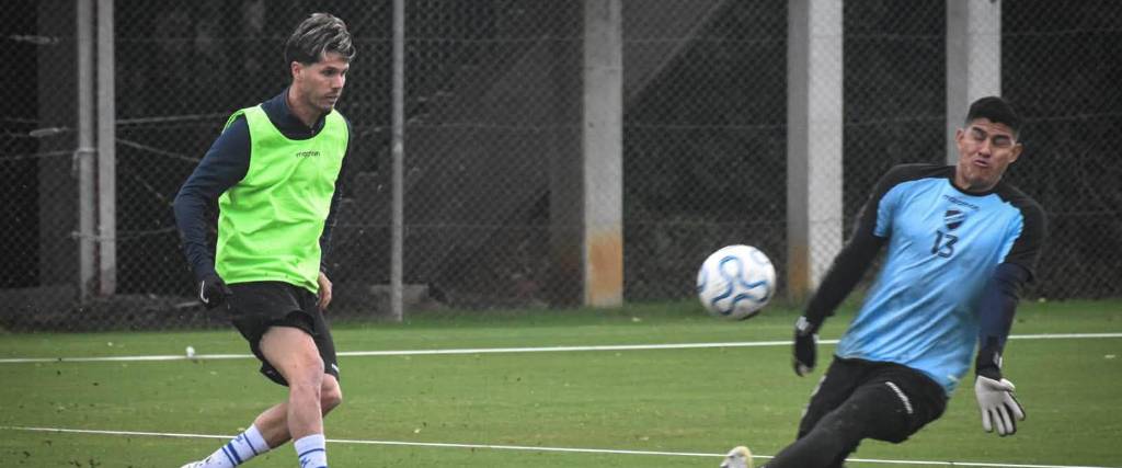 Patricio Rodríguez remata ante Diego Méndez en el entrenamiento de Bolívar en Porto Alegre.