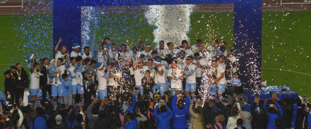 Festeja el equipo celeste. 