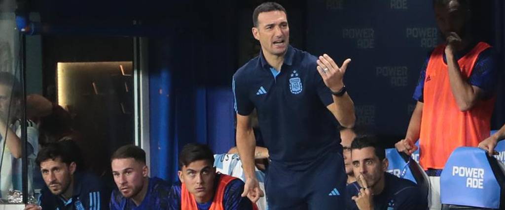 Scaloni (Parado) es el DT de la selección de Argentina