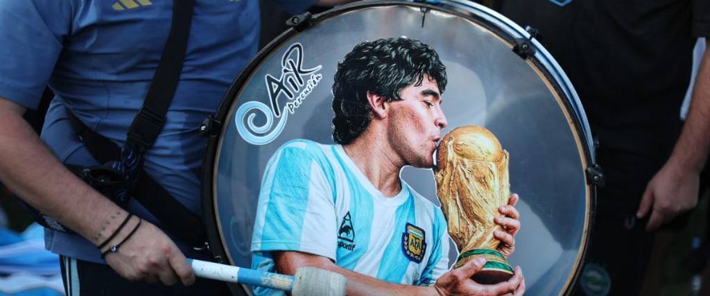 Un hincha argentino con la imagen de Diego Armando Maradona en un bombo. 