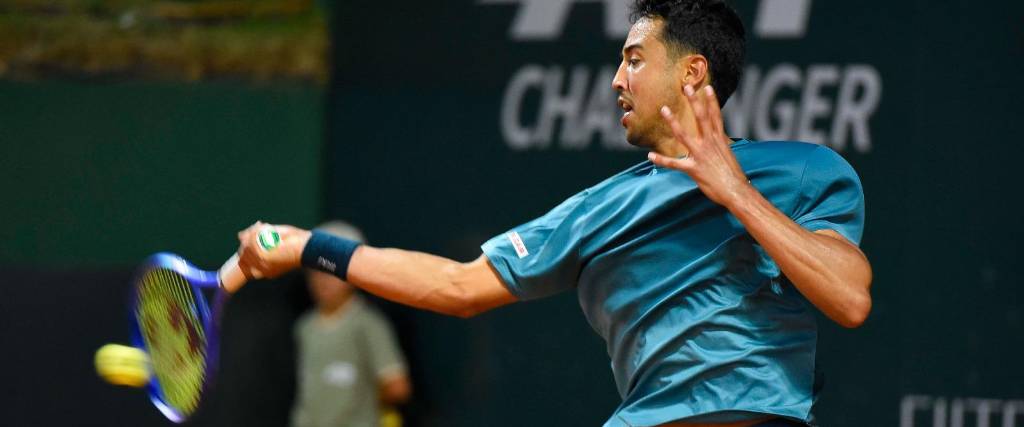 Hugo Dellien, tenista boliviano, en pleno partido contra el brasileño Guto Miguel. 