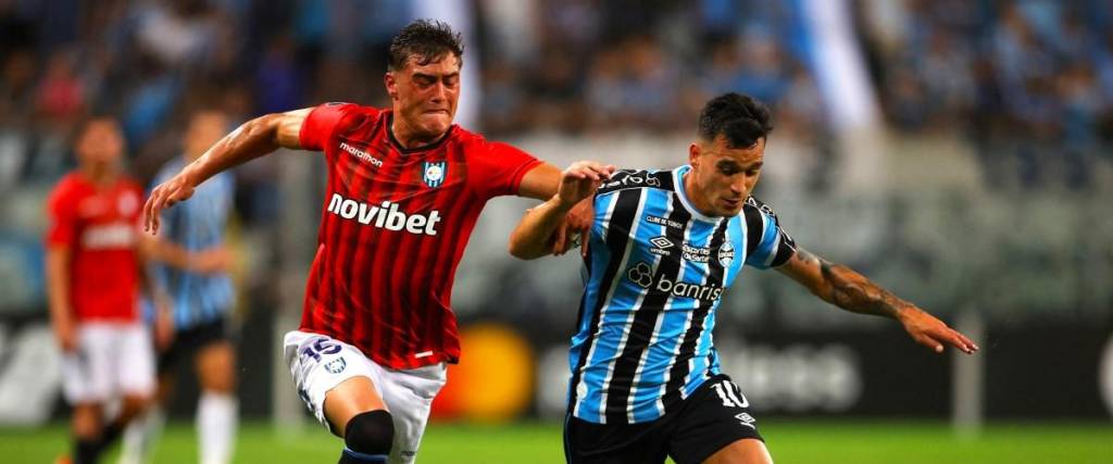 Santiago Silva (L) de Huachipato y el argentino de Gremio Franco Cristaldo en el duelo de ida de la fase de grupos de la Copa Libertadores. 