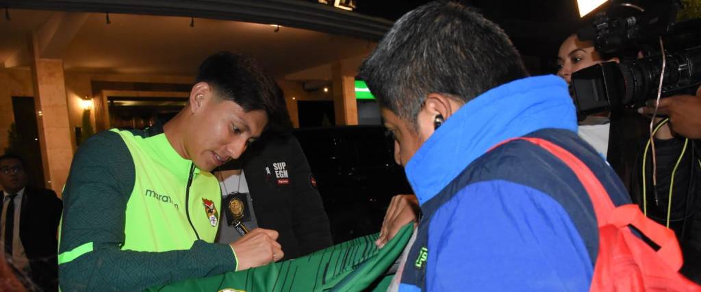 Miguelito Terceros firma una camiseta a un aficionado