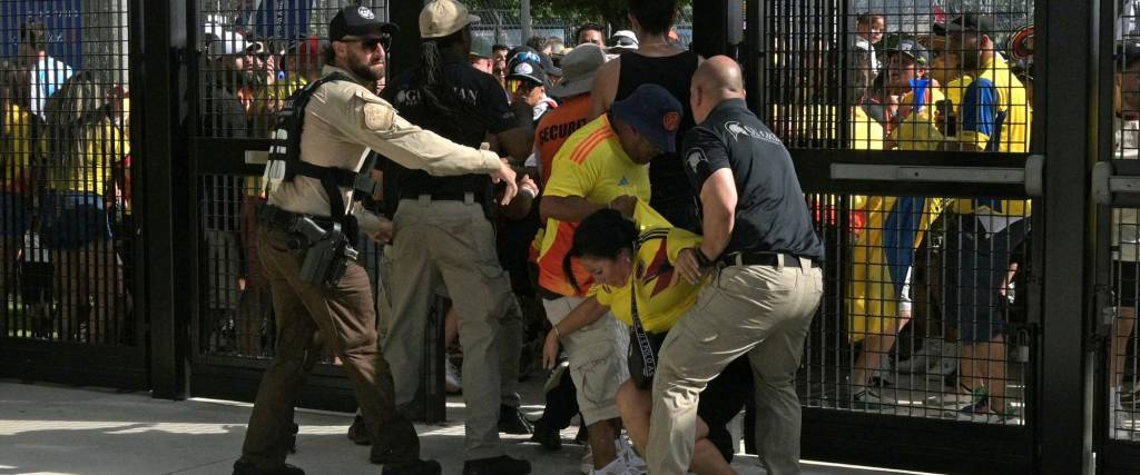 Una hincha de Colombia es detenida a su ingreso al estadio de Miami donde se jugó la final