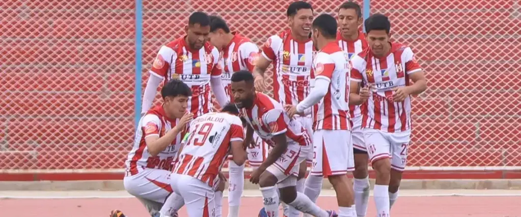 Los jugadores de Independiente celebran el primer gol anotado por Gustavo Cristaldo ante Real Oruro. 