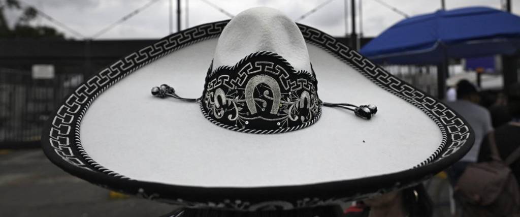 Un hincha con sombrero mexicano posa a las afueras del estadio de México.