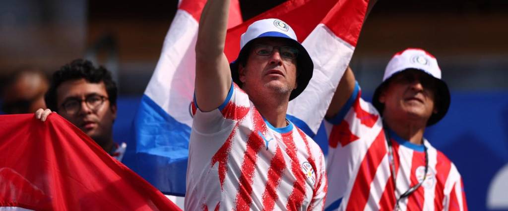 Hinchas de Paraguay apoyaron a su equipo ante Estados Unidos, en Los Ángeles. 