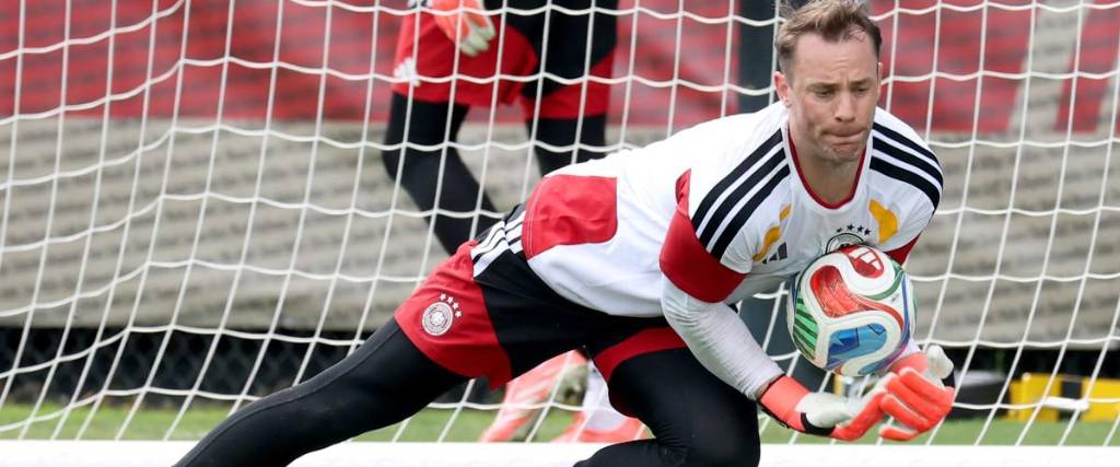 Manuel Neuer, arquero de Alemania, ataja el balón en el entrenamiento.