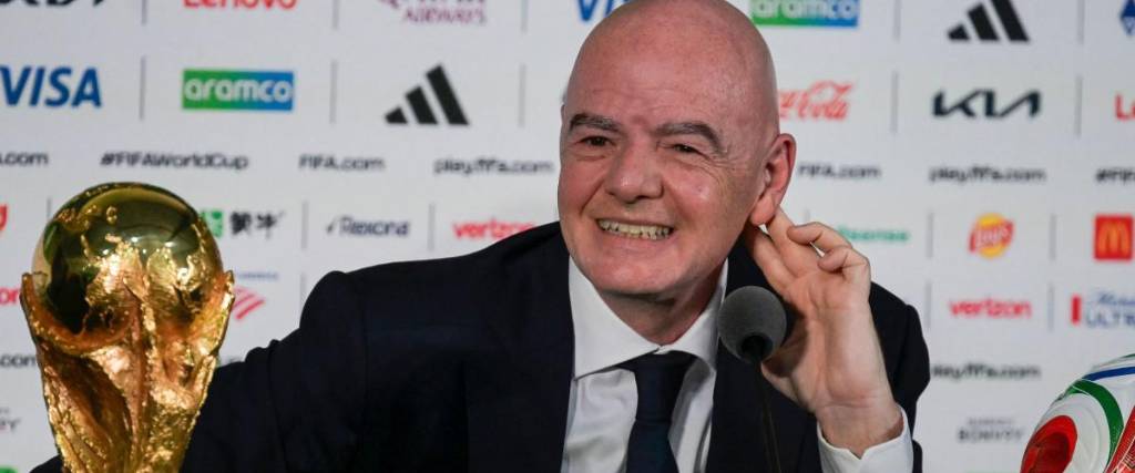 El presidente de la FIFA Gianni Infantino junto con el trofeo de la Copa del Mundo. 
