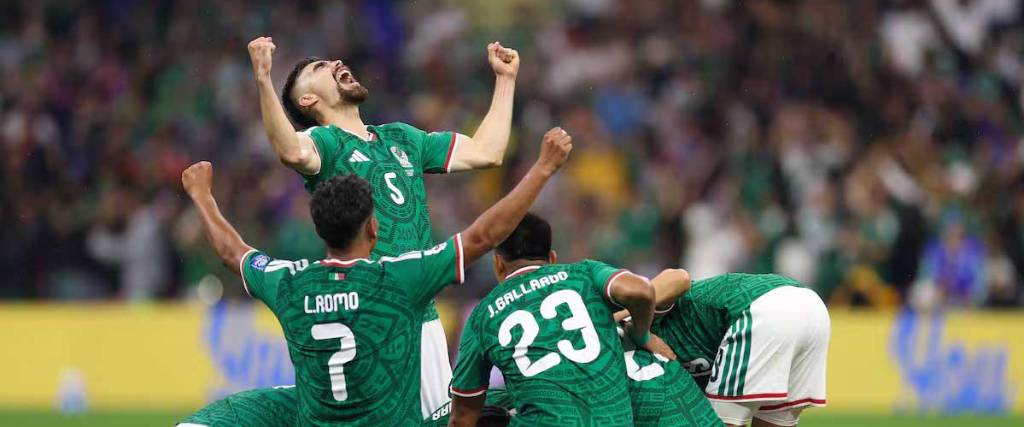 La selección de México celebra el triunfo ante Ecuador