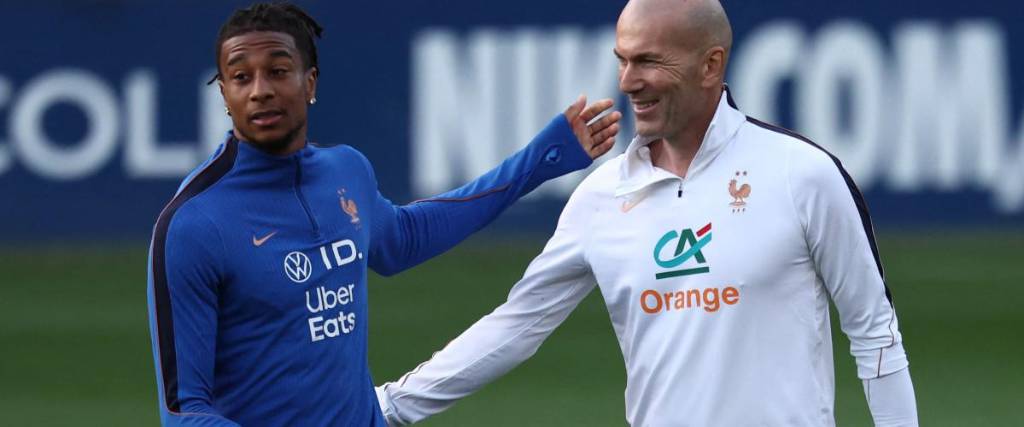 El entrenador de Francia Zinedine Zidane (der.) saluda al delantero Michael Olise (izq.).