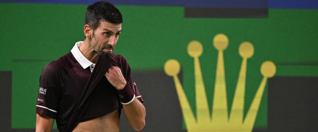 El tenista serbio Novak Djokovic se lamenta en pleno partido con el polaco Hubert Hurkacz.