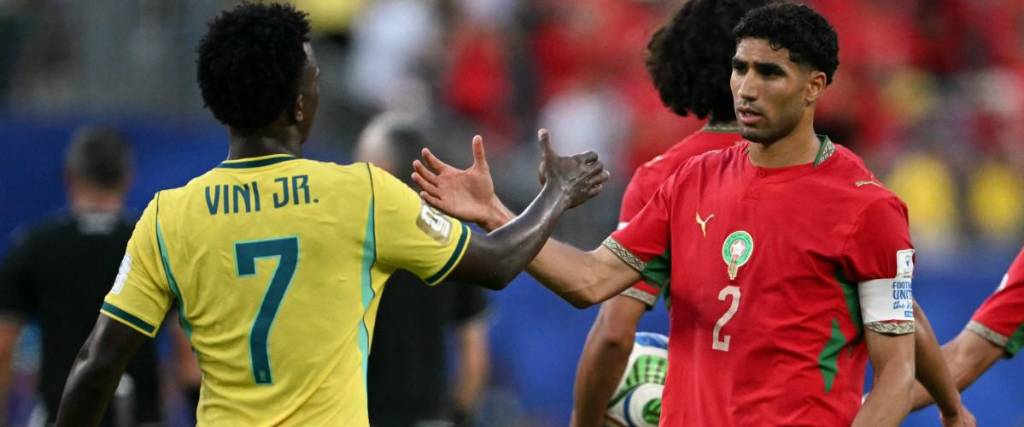 El saludo entre Vinicius de Brasil y Hakimi de Marruecos. 