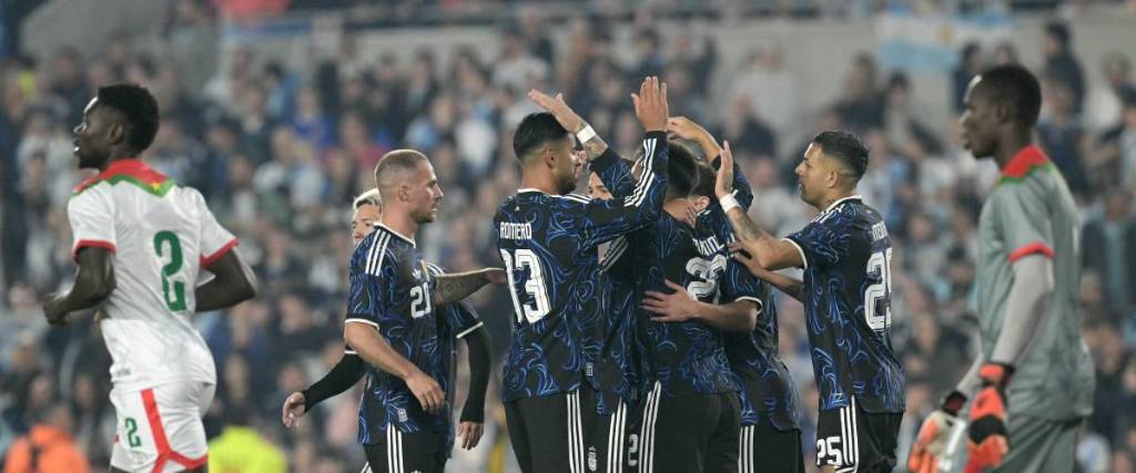 Los jugadores de Argentina celebran uno de los goles ante Burkina Faso.