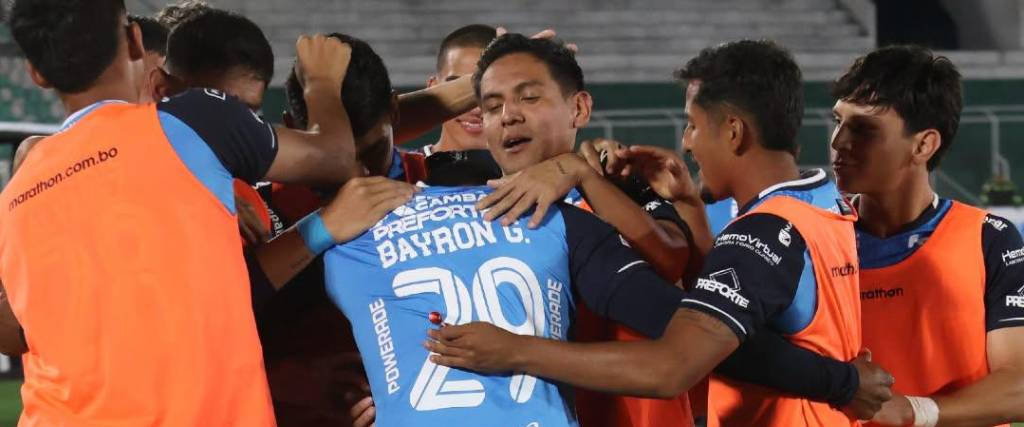 Los jugadores de Blooming celebran uno de los goles del colombiano Garcés. 