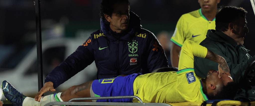 Neymar cuando salió lesionado en el partido contra Uruguay en octubre pasado