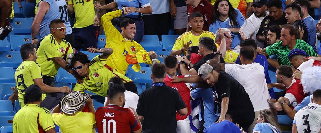 Hinchas colombianos y jugadores uruguayos se vieron involucrados en una pelea campal tras el partido por semifinales.