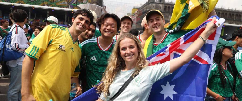 Hinchas de Sudáfrica y de México en el partido inaugural del Mundial 2026. 