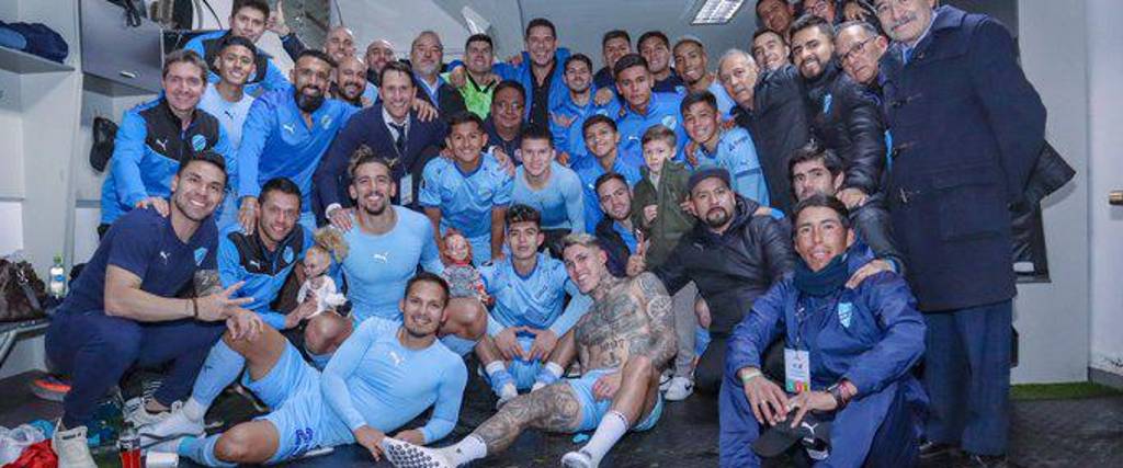 Los jugadores de la academia celebraron el triunfo en el vestuario junto con el presidente Marcelo Claure.