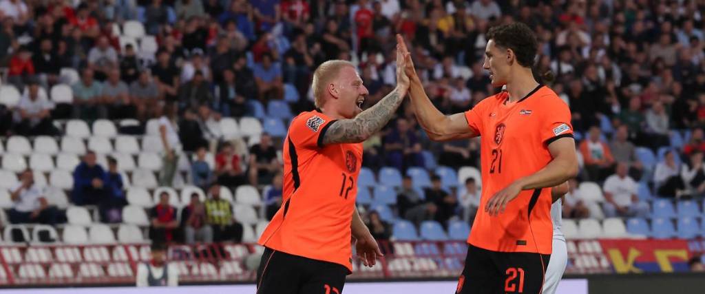 Los jugadores de Países Bajos Mexx Meerdink (izq.) celebra junto con Ruben van Bommel.