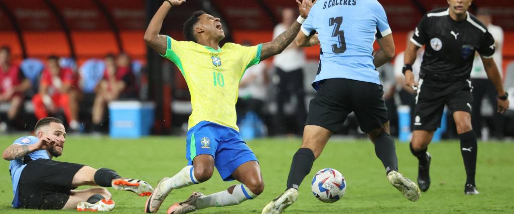 Nahítan Nandez vio la roja por la falta contra Rorygo Goes. El uruguayo será baja en semifinales. 