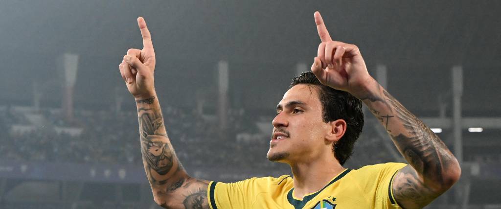 Pedro, delantero de Brasil, celebra su gol en el amistoso ante la India.