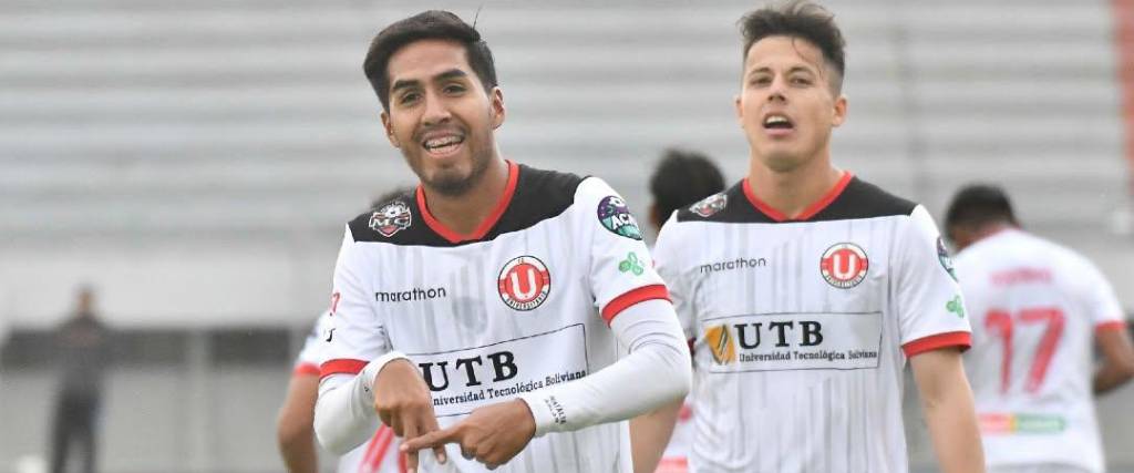 Diego Saavedra (izq.) celebra su gol a favor de FC Universitario ante Guabirá. 