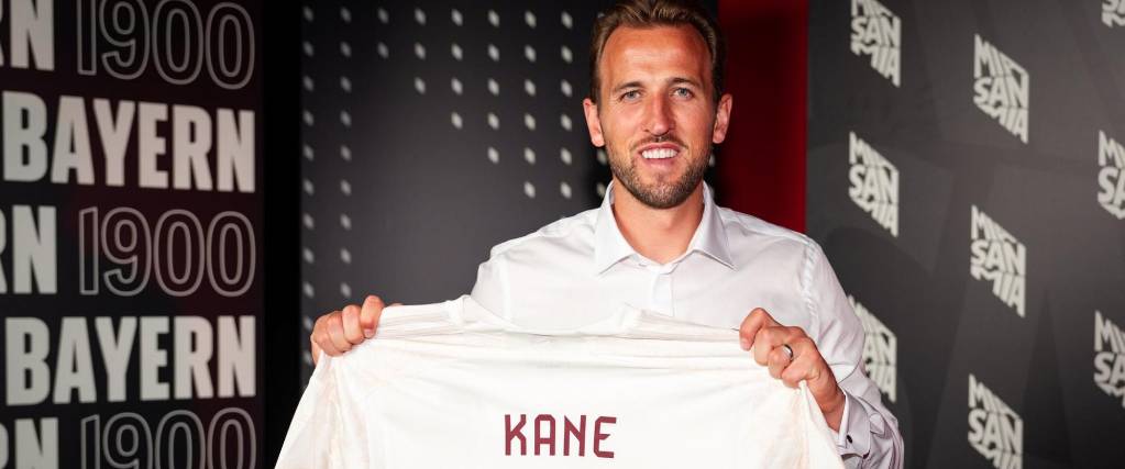 El delantero inglés posa con la camiseta de su nuevo club Bayern Munich tras 10 años en Tottenham.