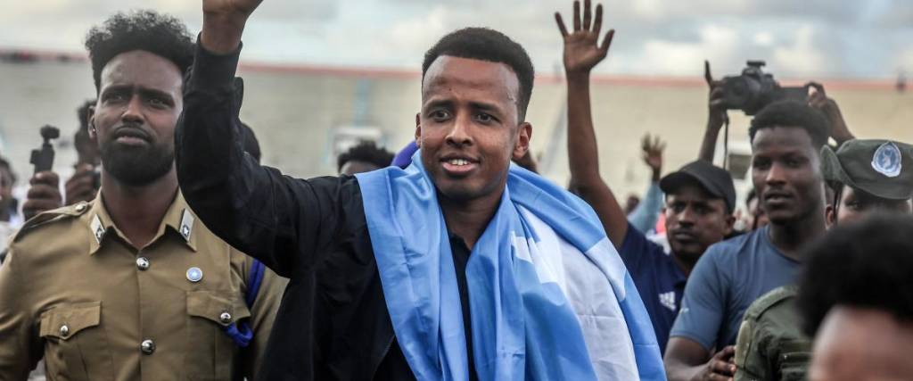El árbitro Omar Abdulkadir Artan fue recibido como héroe en Somalia tras quedar fuera del Mundial.