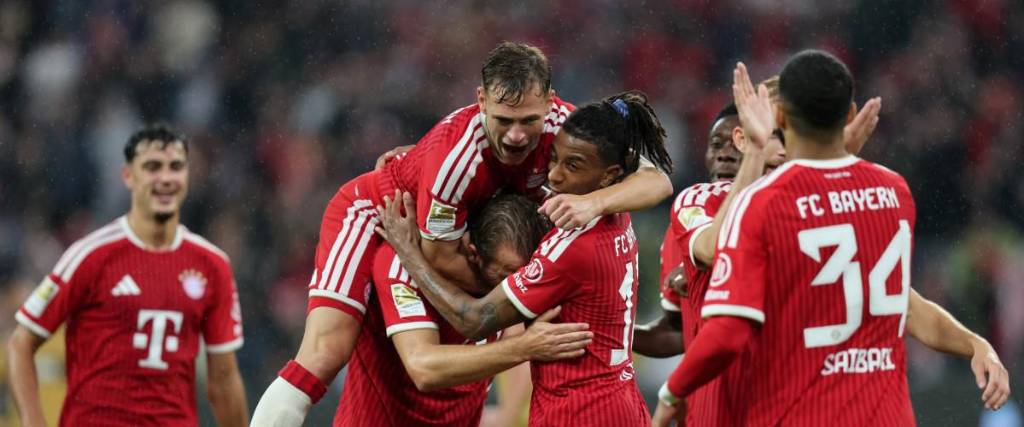 Los jugadores del Bayern Múnich celebran uno de los cinco goles que le metieron al Stuttgart. 