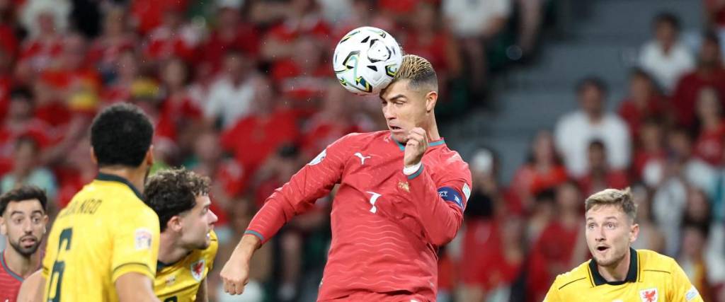 Cristiano Ronaldo cabecea el esférico ante la mirada de los defensores de Gales.