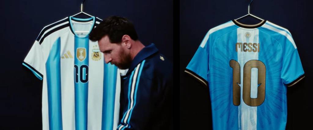 Messi tiene su última camiseta de la selección argentina, que lucirá en su despedida.