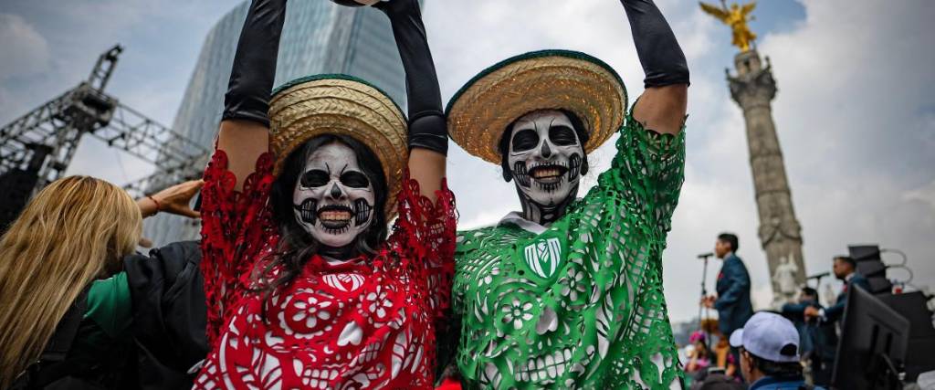 Los hinchas posan con la Copa y el balón del Mundial 2026, mostrando todo el colorido de México.