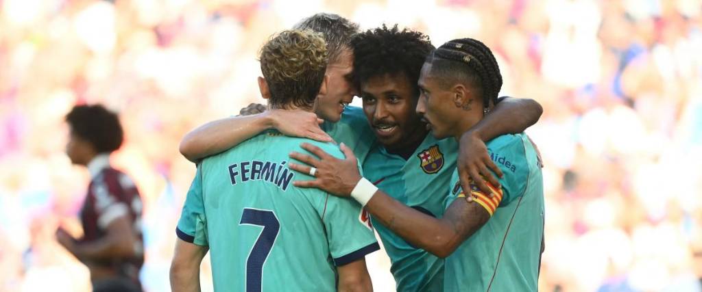 Los jugadores del Barcelona felicitan a Karim Adeyemi (centro) por convertir un gol en el triunfo ante Levante.