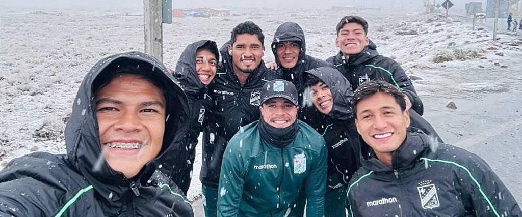 Jugadores de Oriente Petrolero disfrutan de la nieve en Huarina.
