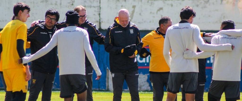 El entrenamiento de The Strongest en el estadio Rafael Mendoza Castellón.