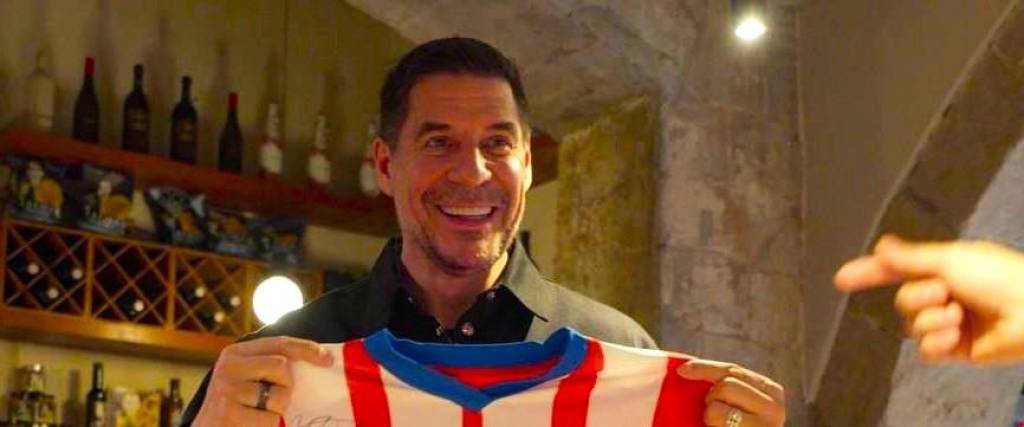 Claure posa con una camiseta del Girona.