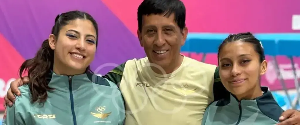 Las gimnastas Maya Quinteros (izq.) y Mia Flores (der.) juntas con su entrenador.