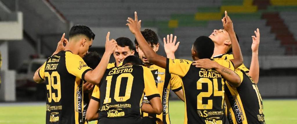 Los atigrados celebran uno de los goles frente a FC Universitario en Cochabamba.