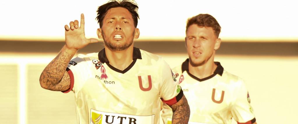 Hernán Rodríguez, mediocampista de FC Universitario (izq.), celebra su gol ante San Antonio. 