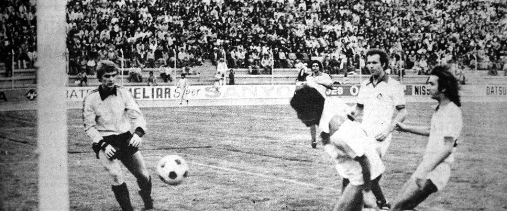 Imágenes del partido en La Paz en 1978. Beckenbauer es el segundo de derecha a izquierda observando el balón