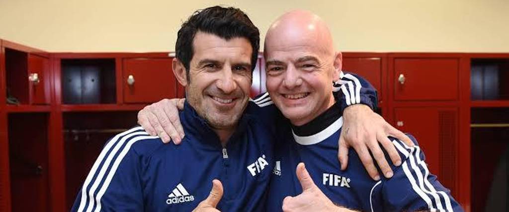 Luis Figo, exfutbolista portugués (izq.) junto con Gianni Infantino. 